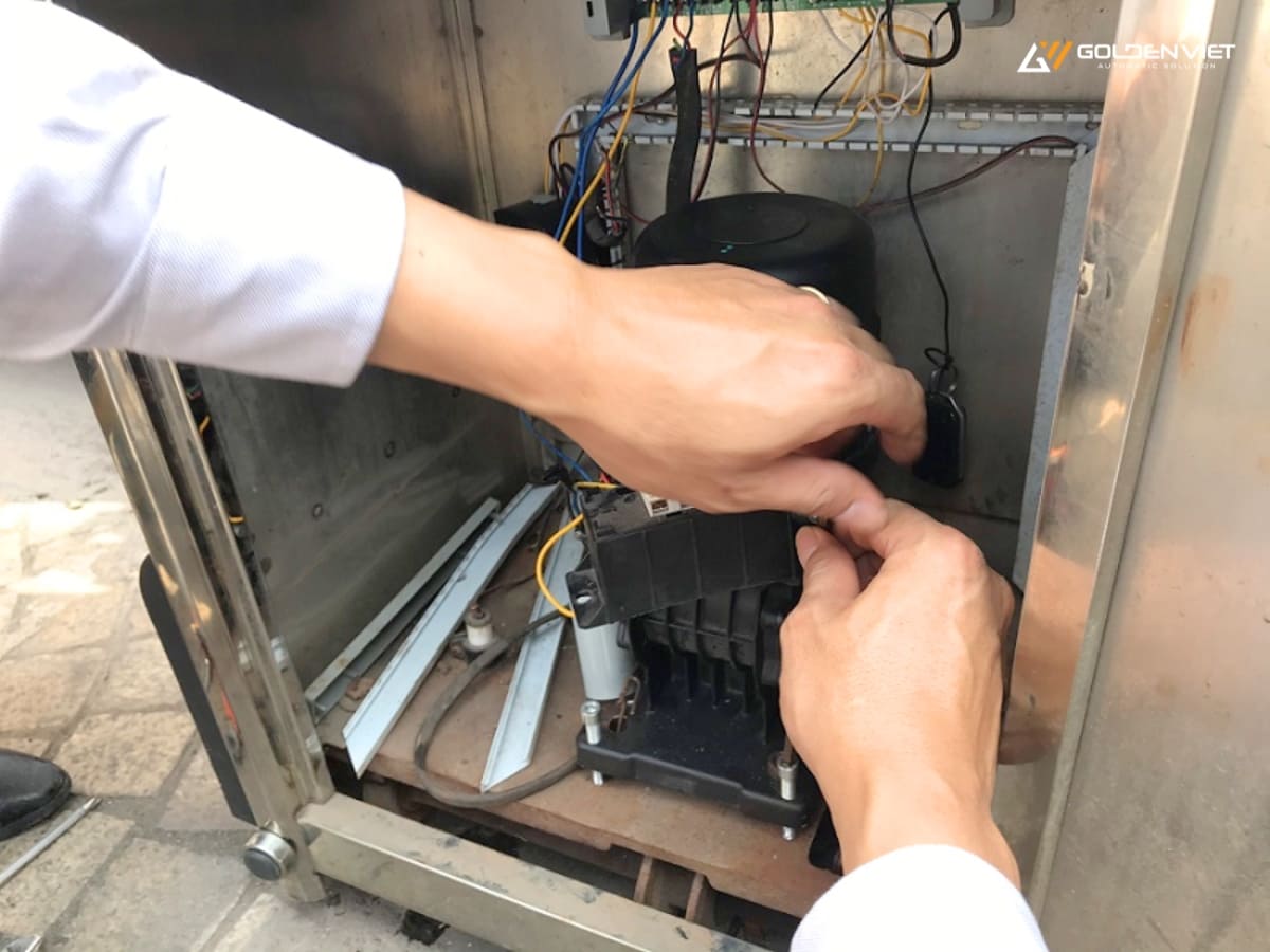 Tiến hành sửa chữa cổng xếp tại Bắc Giang